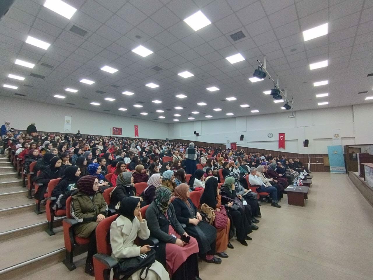 "Sahneden Secdeye Yolculuk" konulu konferans gerçekleştirildi.